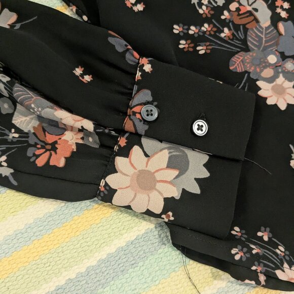 ⭐ Ann Taylor LOFT Black floral print top size XS - Picture 6 of 14